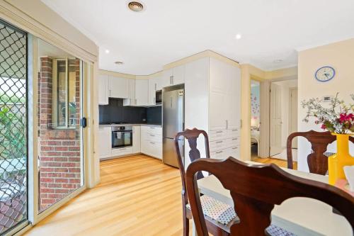Η κουζίνα ή μικρή κουζίνα στο Perfectly Located Townhouse in heart of Ringwood