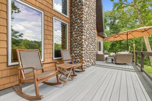 Balkoni atau teres di Riverside Oasis with Stunning Views, Cozy Firepit!