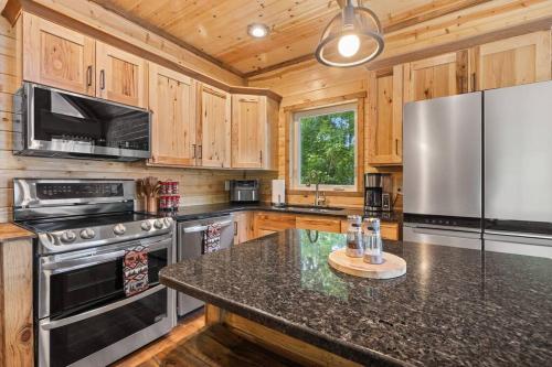 Dapur atau dapur kecil di Riverside Oasis with Stunning Views, Cozy Firepit!