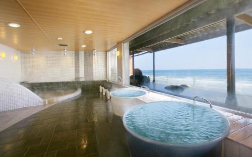 銚子市にある犬吠埼観光ホテルの海の景色を望むバスルーム(バスタブ2つ付)