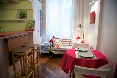 un petit salon avec une table et un canapé dans l'établissement Le Studio Flore, à Paris