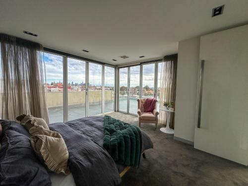 una camera da letto con un letto e una grande finestra di Luxury Stay in Premium Penhouse a Melbourne