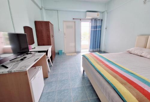 a bedroom with a bed and a desk and a television at พฤกษาเพลสอยุธยา in Ban Han Tra Fang Nua