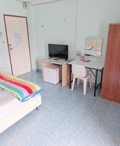 a bedroom with a bed and a desk and a table at พฤกษาเพลสอยุธยา in Ban Han Tra Fang Nua
