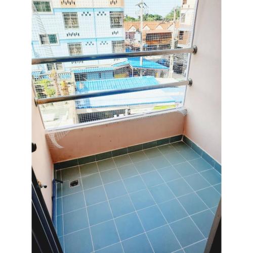 a balcony with a view of a pool at พฤกษาเพลสอยุธยา in Ban Han Tra Fang Nua
