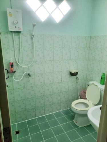 a bathroom with a shower with a toilet and a sink at พฤกษาเพลสอยุธยา in Ban Han Tra Fang Nua