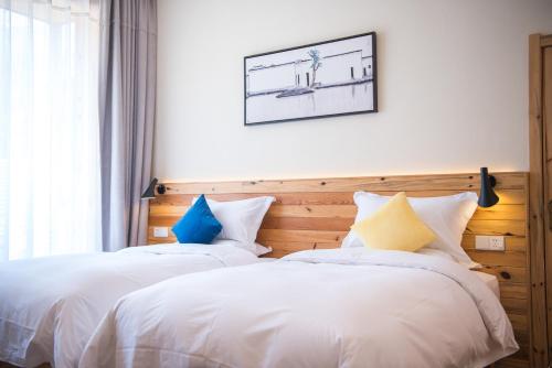two beds sitting next to each other in a bedroom at Yunshan Villa in Huangshan Scenic Area