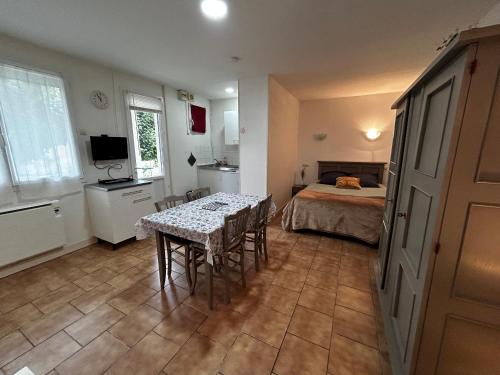 une chambre avec un lit et une table avec des chaises dans l'établissement Studio idéal entre centre-ville et Thermes avec jardin et WIFI - FR-1-541-115, à La Roche-Posay