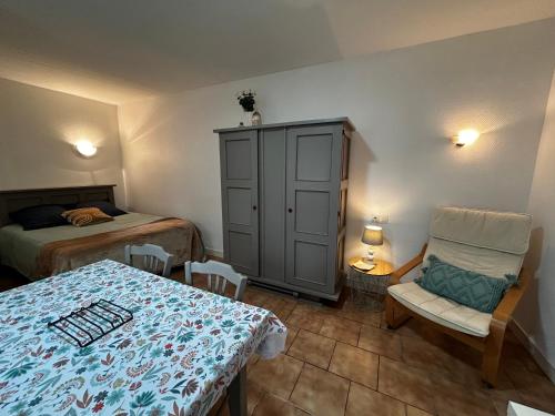 une chambre avec un lit, une table et une chaise dans l'établissement Studio idéal entre centre-ville et Thermes avec jardin et WIFI - FR-1-541-115, à La Roche-Posay