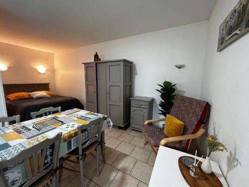 - une chambre avec une table et un lit dans l'établissement Studio entre centre-ville et Thermes avec jardin et WIFI - FR-1-541-116, à La Roche-Posay