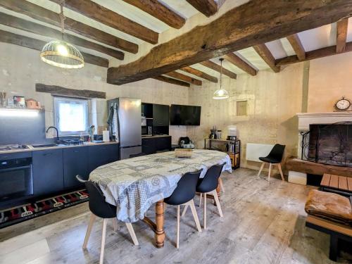 Η κουζίνα ή μικρή κουζίνα στο Gîte en Berry: terrasse couverte, ping-pong, près Zoo de Beauval et Château de Valençay - FR-1-591-618
