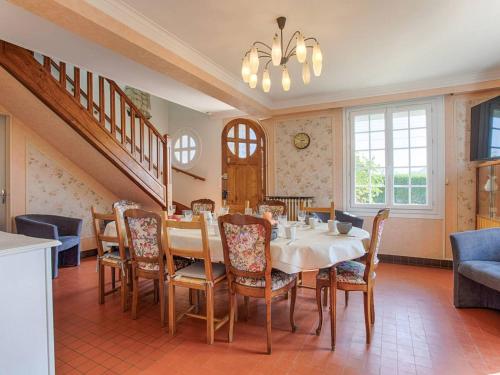 une salle à manger avec une table et des chaises dans l'établissement Maison rétro avec jardin et 5 chambres à Merville-Franceville-Plage - FR-1-788-34, à Merville-Franceville-Plage