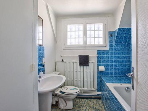 une salle de bain avec un lavabo, des toilettes et une baignoire dans l'établissement Maison rétro avec jardin et 5 chambres à Merville-Franceville-Plage - FR-1-788-34, à Merville-Franceville-Plage