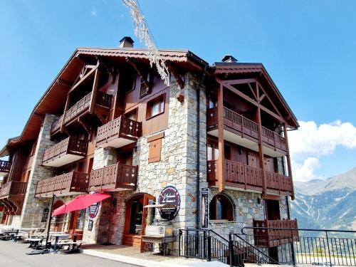 un bâtiment avec des balcons sur le côté dans l'établissement Appartement duplex au centre de la station, à 20m des pistes, 7 pers, WIFI, parking gratuit - FR-1-755-27, à Aime La Plagne