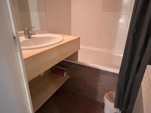 une salle de bain avec un lavabo et une baignoire dans l'établissement Studio cabine 5 pers à Risoul, pied des pistes et proche navette - FR-1-330-582, à Risoul