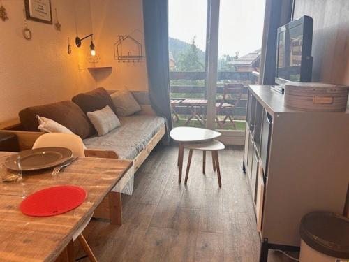 un salon avec un canapé et une table dans l'établissement Studio cabine 5 pers à Risoul, pied des pistes et proche navette - FR-1-330-582, à Risoul