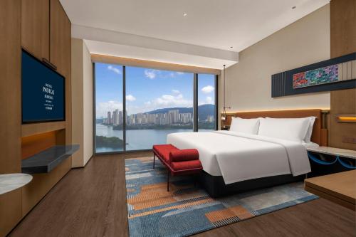 Katil atau katil-katil dalam bilik di Hotel Indigo Changsha Meixi Lake