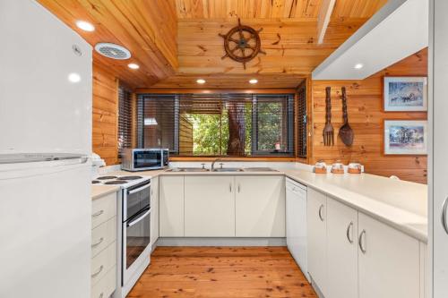 Una cocina o cocineta en Halcyon on the Basin by Experience Jervis Bay