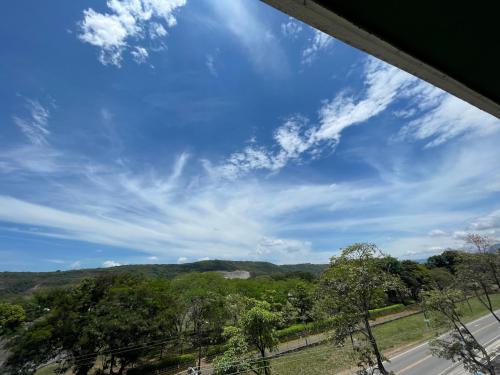 a view of a blue sky with trees and a road at Espectacular apartamento en Melgar in Melgar