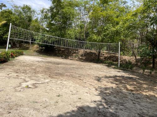 a volleyball net in the middle of a dirt field at Espectacular apartamento en Melgar in Melgar