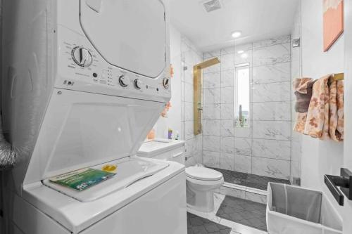 Ένα μπάνιο στο Luxury Pink Suite in Downtown