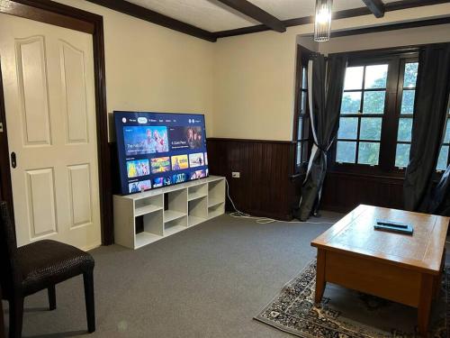 TV a/nebo společenská místnost v ubytování Luxury House 5 bedrooms