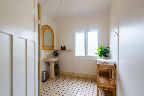 Ένα μπάνιο στο Bay Vista Cottage by the BnB Collection
