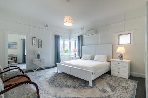 Ένα ή περισσότερα κρεβάτια σε δωμάτιο στο Bay Vista Cottage by the BnB Collection