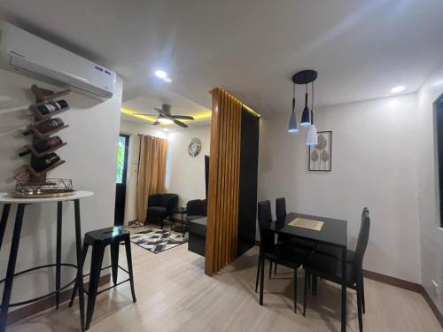 Posezení v ubytování Savana Townhouse in San Pablo Philippines