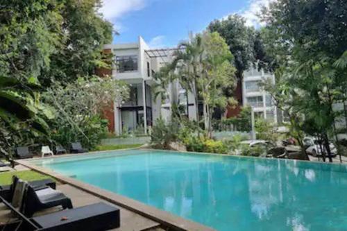 ein großes Schwimmbad vor einem Haus in der Unterkunft Forest Hill Residences Koh Samui Villa Alaia 3bd, 5 min walking from Fishermans Village in Koh Samui 