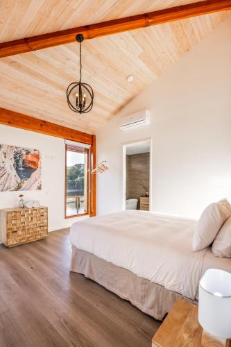 Ένα ή περισσότερα κρεβάτια σε δωμάτιο στο TeySha Retreat - New Luxurious & Unique Property