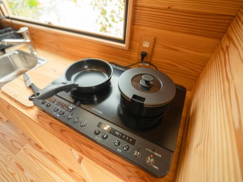 a pot sitting on top of a stove on a counter at リトリート宿坊 自在堂 宇都宮 in Utsunomiya