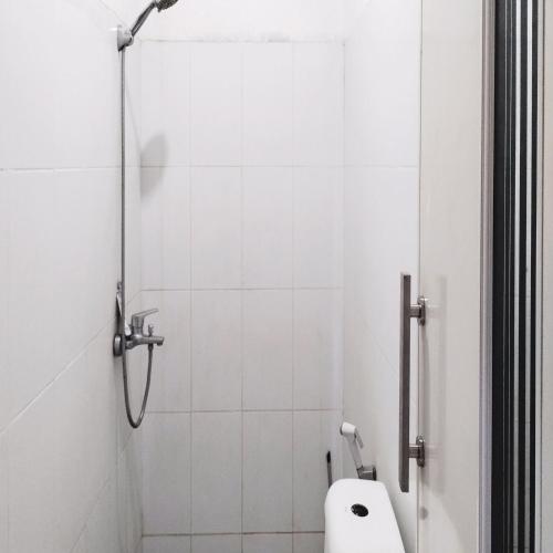 Ванная комната в RedDoorz at K Home Syariah near Mall Kartini Lampung