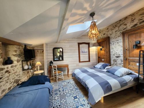 Ένα ή περισσότερα κρεβάτια σε δωμάτιο στο Les Chambres de la Forge des Collines