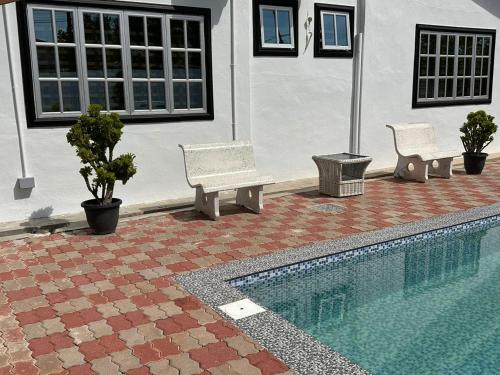 Bazén v ubytování Rumah Mawar nebo v jeho okolí