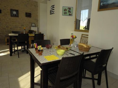 a dining room with a table and chairs at Domaine de Kerzuat in Plouarzel
