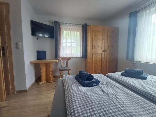 Una cama o camas en una habitación de Panoramahof Gupf