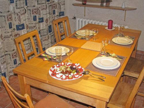 a wooden table with a plate of food on it at Barrierefreie Ferienwohnung Godhans in Görmin