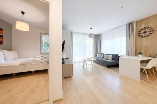 Posezení v ubytování ApartamentyPrzyMorzu 010 z Basenem Tarasem i Ogródkiem