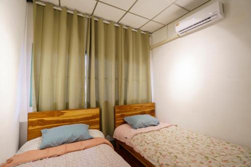Ein Bett oder Betten in einem Zimmer der Unterkunft Ta Kaew Hostel ตาแก้ว โฮสเทล