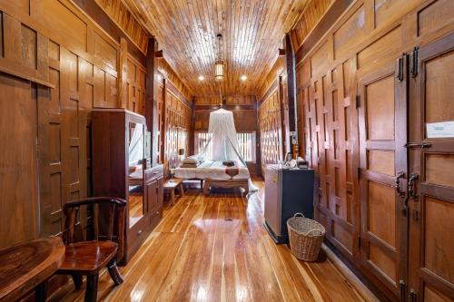 a train room with a bed and wooden walls at Athithara Homestay in Phra Nakhon Si Ayutthaya