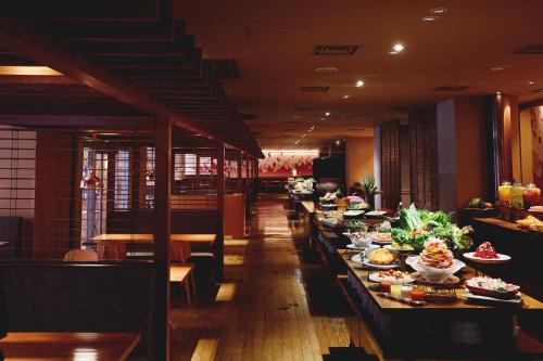 eine lange Reihe von Tischen mit Tellern voller Essen in der Unterkunft RISONARE Yatsugatake in Hokuto