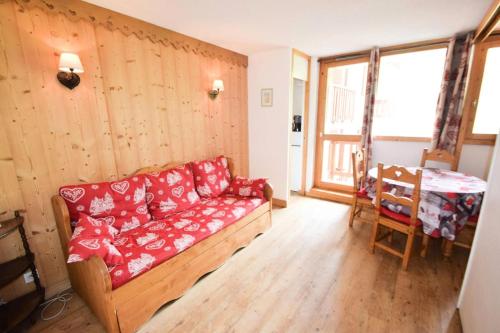 un salon avec un canapé et une table dans l'établissement Résidence Les Aollets - Studio pour 4 Personnes MAE-9274, à La Plagne Tarentaise