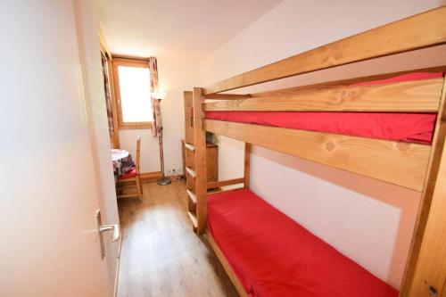 une chambre avec deux lits superposés dans une pièce dans l'établissement Résidence Les Aollets - Studio pour 4 Personnes MAE-9274, à La Plagne Tarentaise