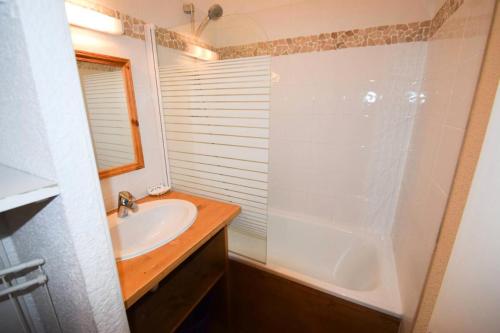 une salle de bain avec un lavabo et une baignoire dans l'établissement Résidence Les Aollets - Studio pour 4 Personnes MAE-9274, à La Plagne Tarentaise