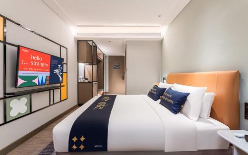 Postel nebo postele na pokoji v ubytování The Mustel Hotel Chongqing Hongyadong