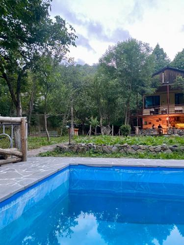 Piscina a Greenest 1977 o a prop