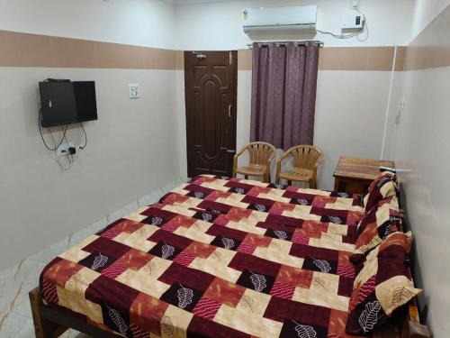Televisyen dan/atau pusat hiburan di AJR HALL AND A/C ROOMS
