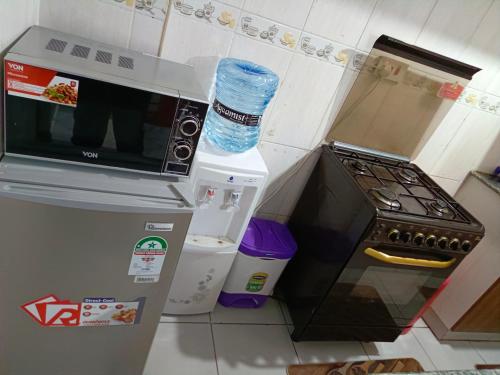 Jayson Furnished Apartment, Nairobiにあるキッチンまたは簡易キッチン
