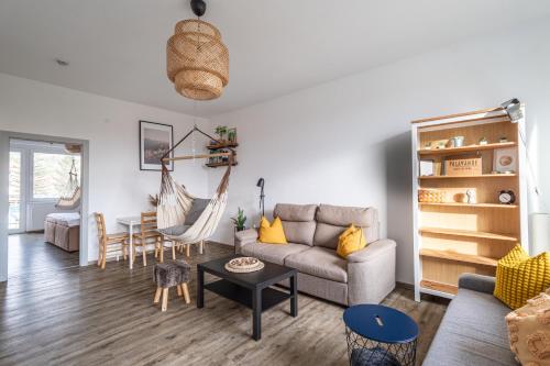 a living room with a couch and a table at Palavahof in Perná
